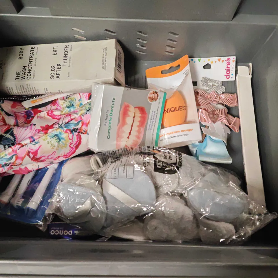 LOT OF ASSORTED HEALTH AND BEAUTY ITEMS TO INCLUDE ORIGINAL SHOWER GEL, OSMO SMOOTHING COMPLEX AND MAKE UP BAG