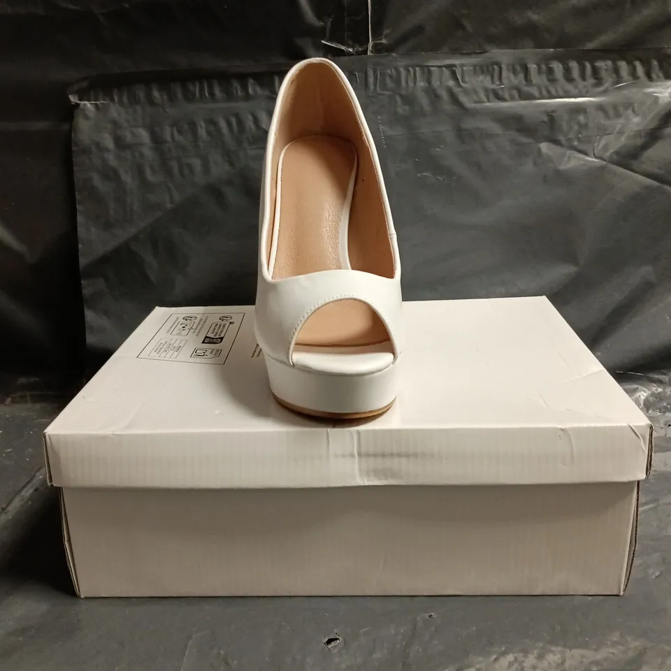 BOXED PAIR OF UNBRANDED PEEP TOE STILETTO HEEL SHOES IN WHITE SIZE EU 39