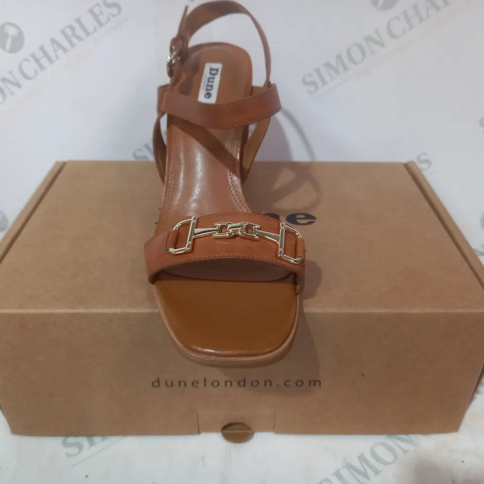 BOXED PAIR OF DUNE LONDON LEATHER SNAFFLE BLOCK HEEL SANDALS IN TAN SIZE 7