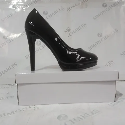 BOXED PAIR OF GIZELLE CLOSED TOE HIGH HEEL SHOES IN GLOSSY BLACK EU SIZE 43