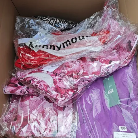 BOX OF APPROXIMATELY 30 ASSORTED CLOTHING ITEMS IN VARIOUS STYLES , SIZES AND COLOURS