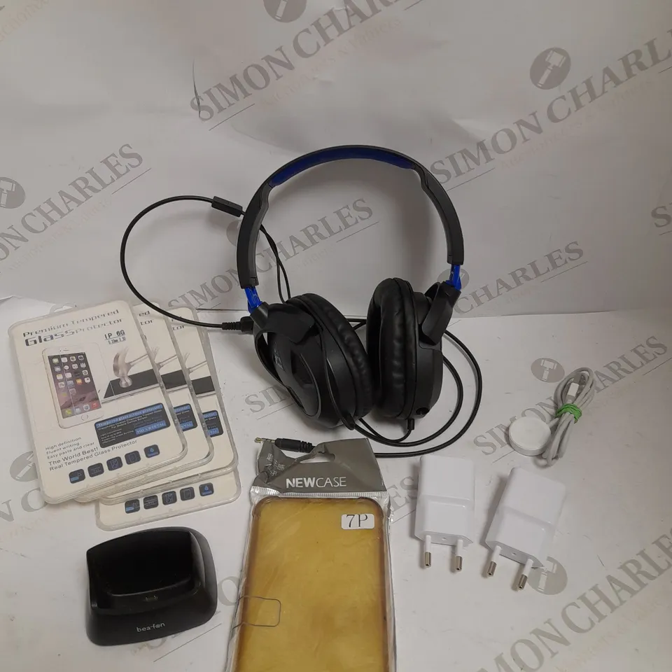 BOX OF APPROXIMATELY 20 ASSORTED ELECTRICAL ITEMS TO INCLUDE TURTLE BEACH HEADSET, CHARGING CABLE, USB TRAVEL ADAPTORS ETC