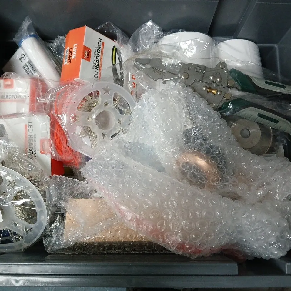 APPROXIMATELY 12 ASSORTED HOUSEHOLD ITEMS TO INCLUDE SUNNA SUPPLEMENTS GYM BOTTLE, BLU TACK, PERSONAL SAFETY ALARM, ETC