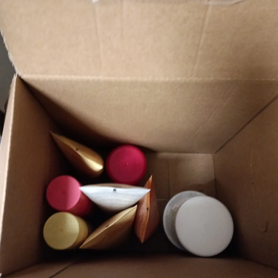 BOX OF APPROXIMATELY 14 WELLA HAIRCARE PRODUCTS TO INCLUDE ELEMENTS LIGHTWEIGHT RENEWING CONDITIONER, COLOUR MOTION STRUCTURE MASK AND COLOR RECHARGE COOL BLONDE CONDITIONER