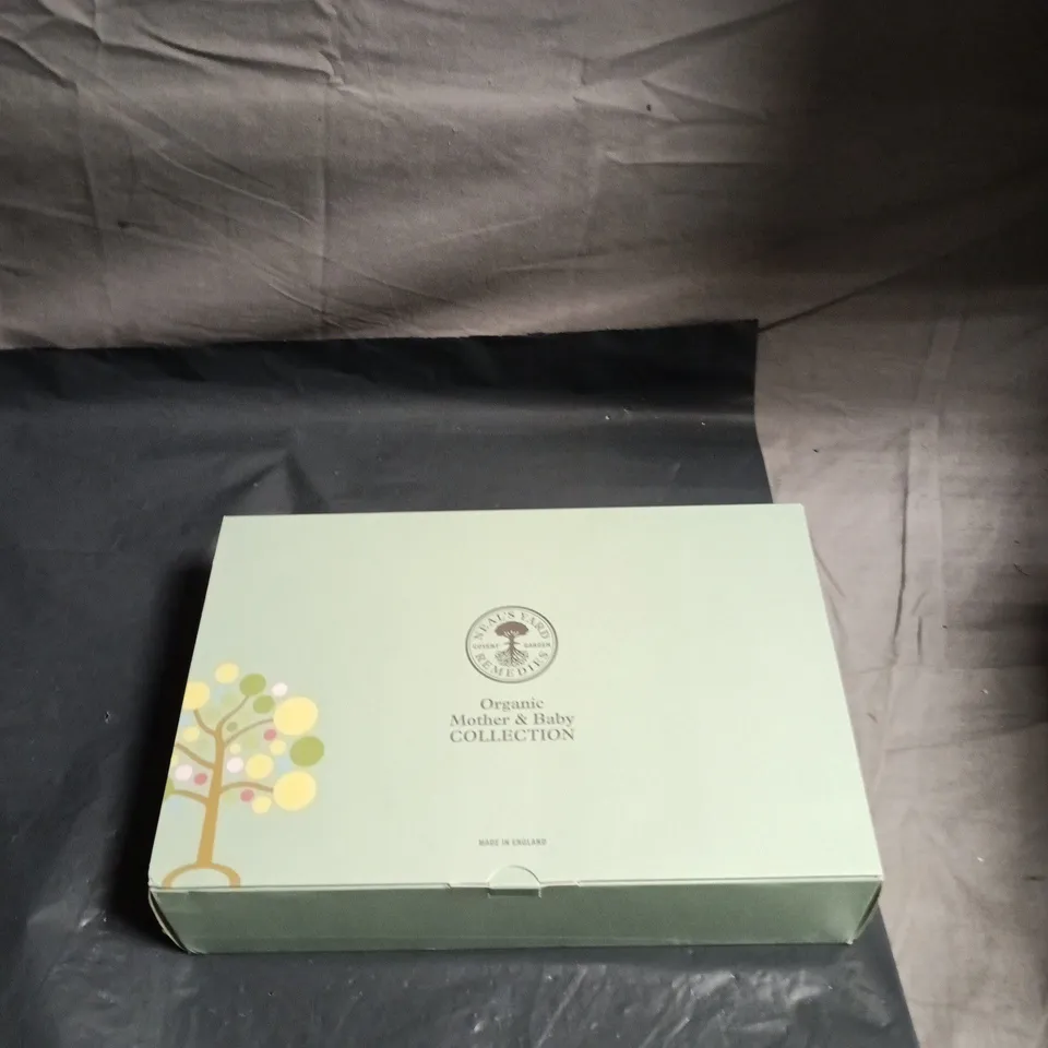 NEALS YARD REMEDIES ORGANIC MOTHER & BABY COLLECTION GIFT SET – BATH OILS, BABY BATH & COTTON FLANNEL 