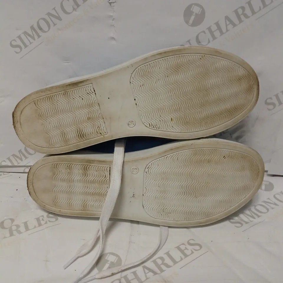 PAIR OF LOW CANVAS LACED TRAINERS IN BLUE - SIZE 39