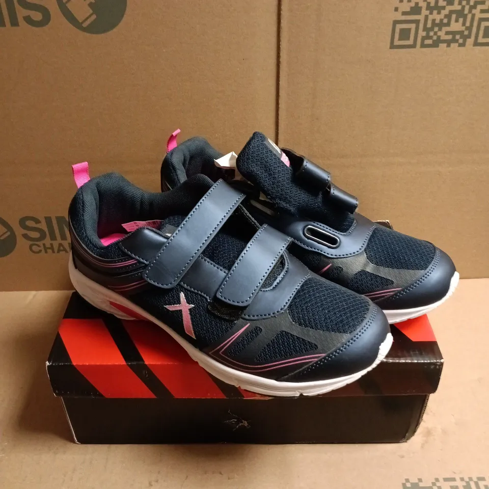 BOXED PAIR OF DEK SKYE NAVY BLUE AND PINK LIGHTWEIGHT TRAINERS - 8