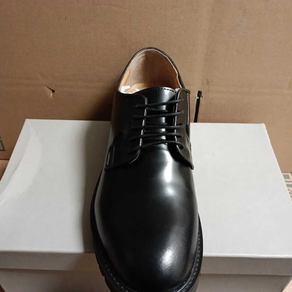 BOXED PAIR OF MOSS BLACK LEATHER LACE-UP MEN'S DRESS SHOES – SIZE 10
