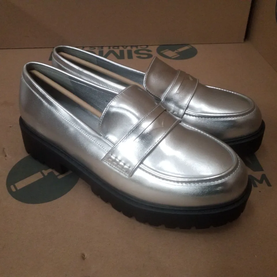 BOX CONTAINING APPROXIMATELY 5 PAIRS OF BRAND NEW SIMPLY BE SILVER DALLAS EX WIDE PENNY LOAFER - SIZE 9