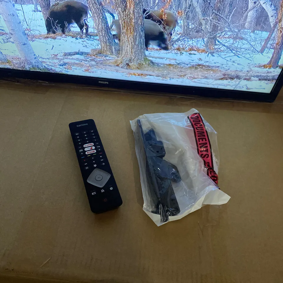 PHILIPS 32PFS6805 32" TV WITH REMOTE AND STAND