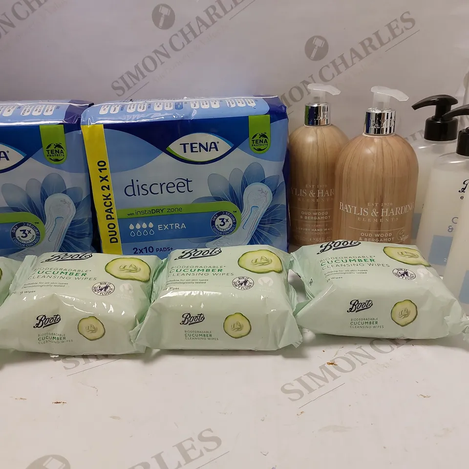 LOT OF APPROX 10 ASSORTED BEAUTY PRODUCTS TO INCLUDE CUCUMBER CLEANSING WIPES, COCONUT/ALMODY HAND WASH, BAYLIS & HARDING LUXURY HAND WASH, ETC 