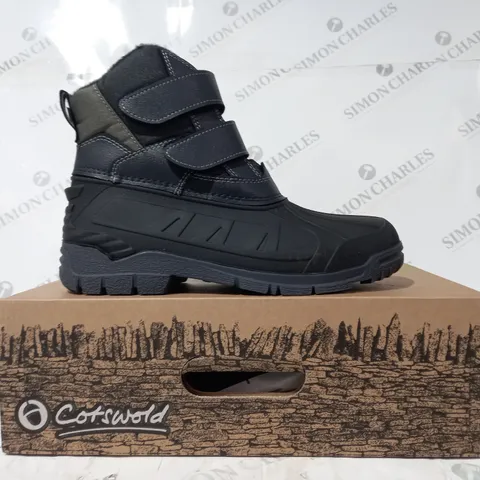 BOXED PAIR OF COTSWOLD KEMPSFORD BOOTS IN BLACK UK SIZE 7