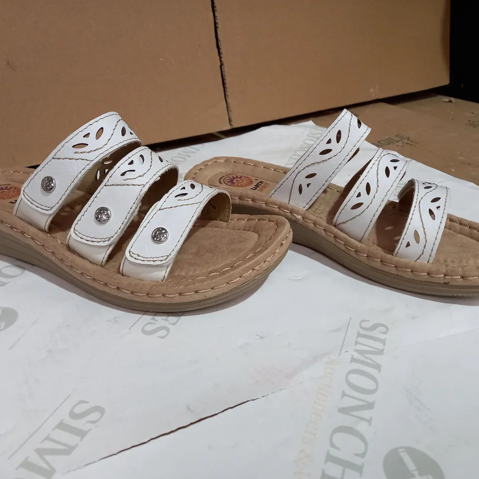 EARTH SPIRIT WHITE LEATHER SANDALS SIZE 6
