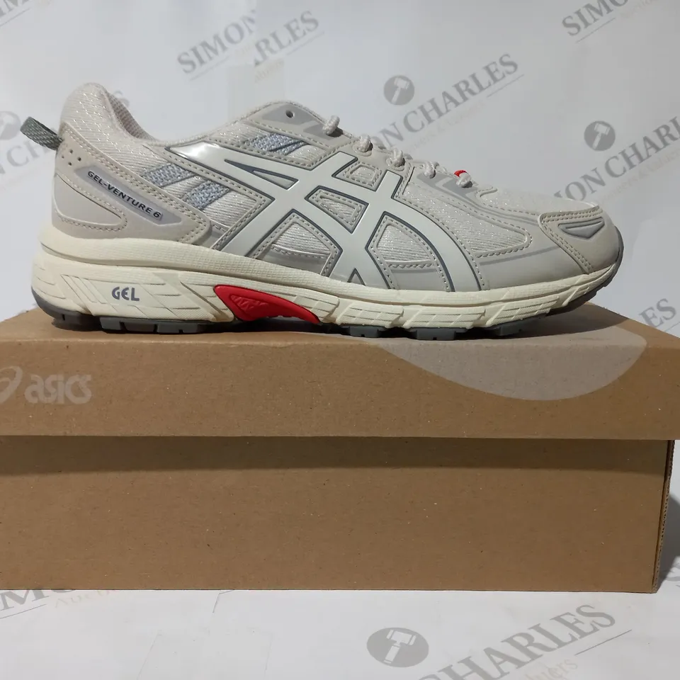 BOXED PAIR OF ASICS GEL-VENTURE 6 TRAINERS IN CREAM UK SIZE 7