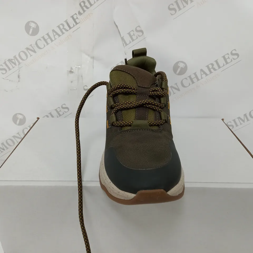 BOXED PAIR OF CLARKS JAUNT SHOES DARK OLIVE SIZE 5