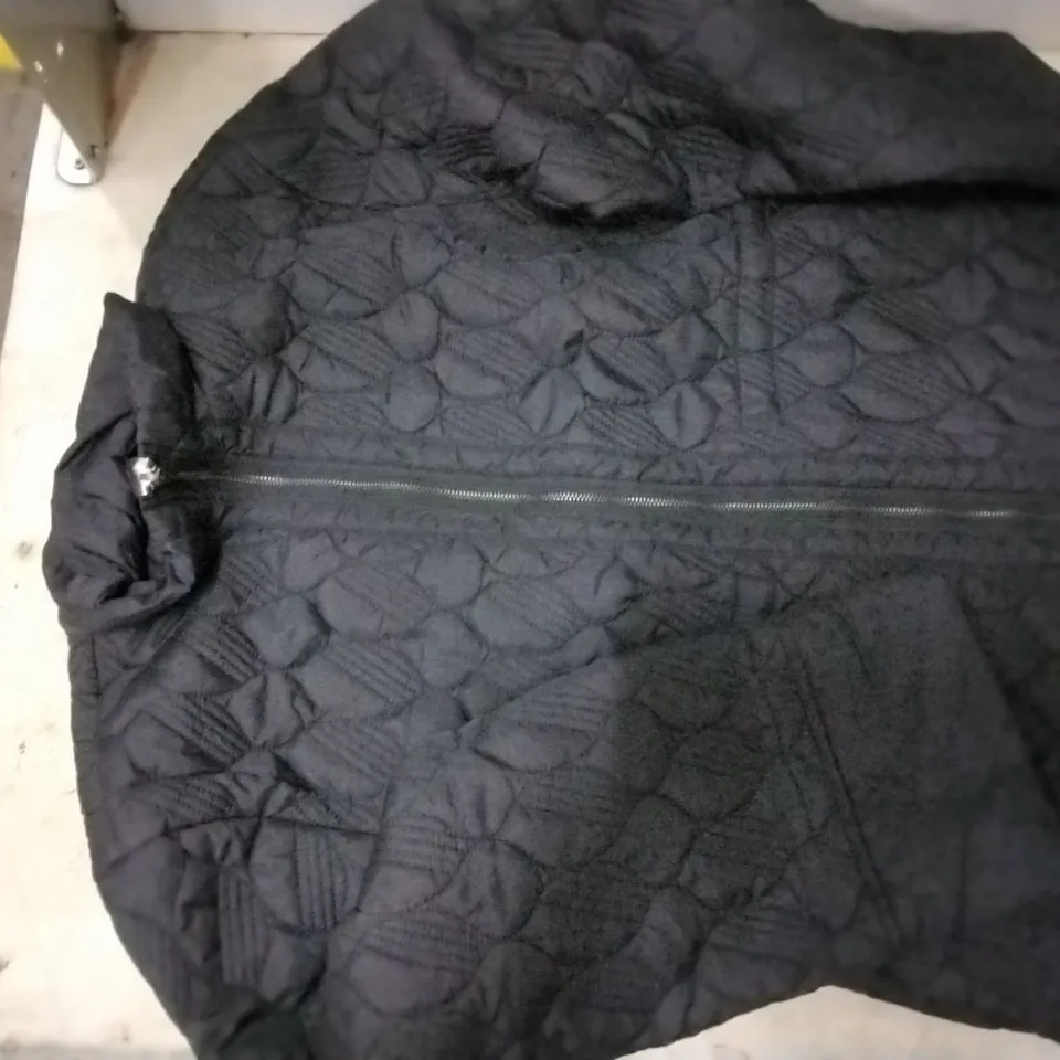 BOX CONTAINING MARLA WAYNE BLACK JACKET SIZE S AND KIM & CO LIGHT GREY JACKET, SIZE L , 4 PCS 