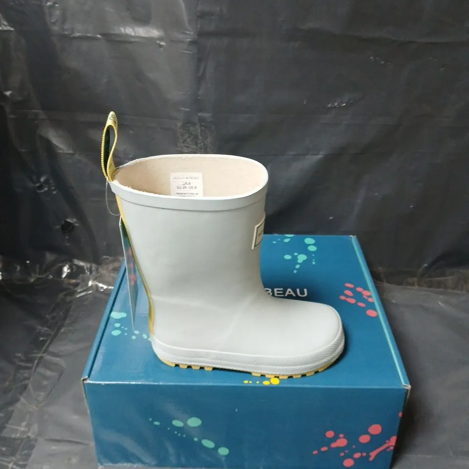 BOXED PAIR OF HOLLY & BEAU RUBBER LIGHT BLUE RAIN BOOTS - KIDS UK 8