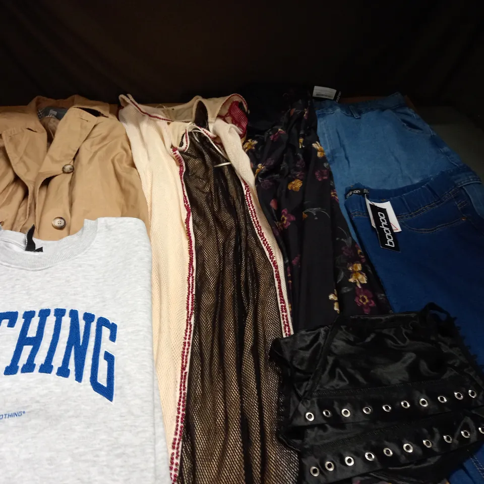 LARGE QUANTITY OF ASSORTED CLOTHING ITEMS TO INCLUDE DOROTHY PERKINS, PRETTYLITTLETHING AND BOOHOO