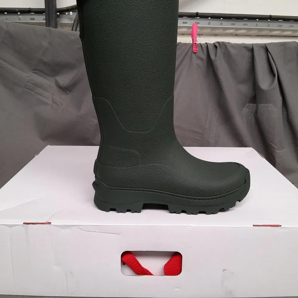 BOXED FITFLOP WONDERWELLY ATB HIGH PROFORMANCE TALL RAIN BOOTS IN DEEP GREEN - UK 4
