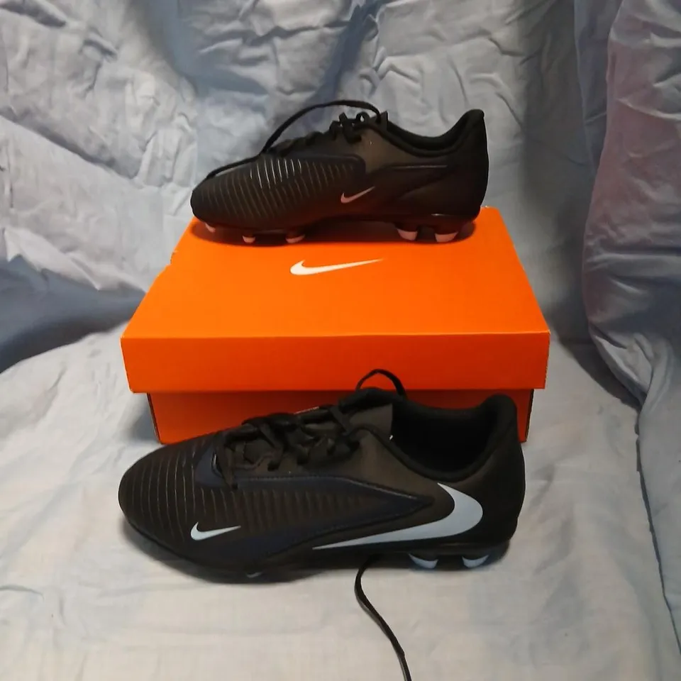 NIKE PHANTOM 6 LOW CLUB JR FOOTBALL BOOTS – BLACK/BLACK, UK YOUTH 5 (EU 38) – WITH BOX
