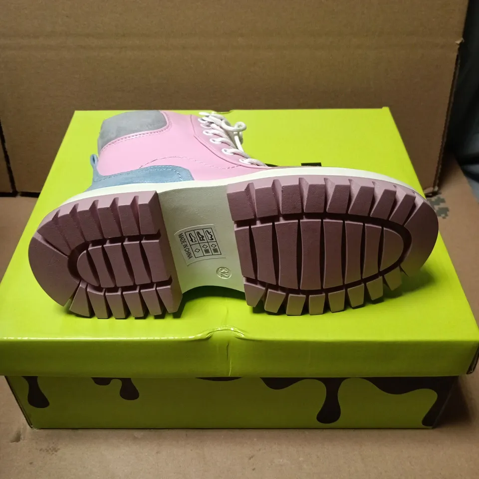 BOXED PAIR OF KOI KIDZ LIL' HYDRA KAWAII BOOTS IN PINK MULTI - SIZE 13