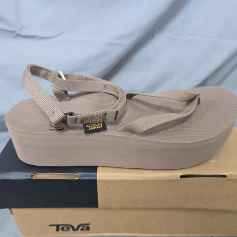 BOXED PAIR OF TEVA WOMENS PLATFORM SANDALS IN BROWN - UK 6