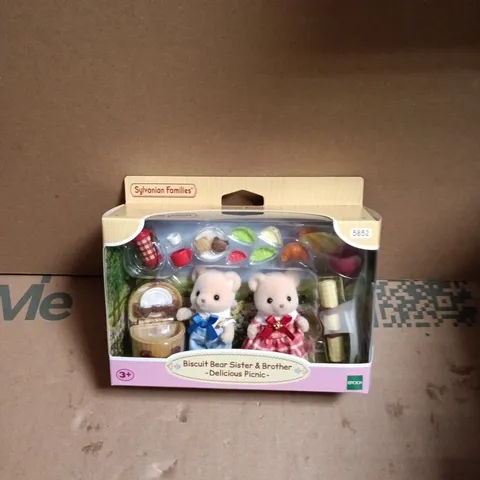 SYLVANIAN FAMILIES BISCUIT BEAR SISTER & BROTHER – DELICIOUS PICNIC (BOXED)