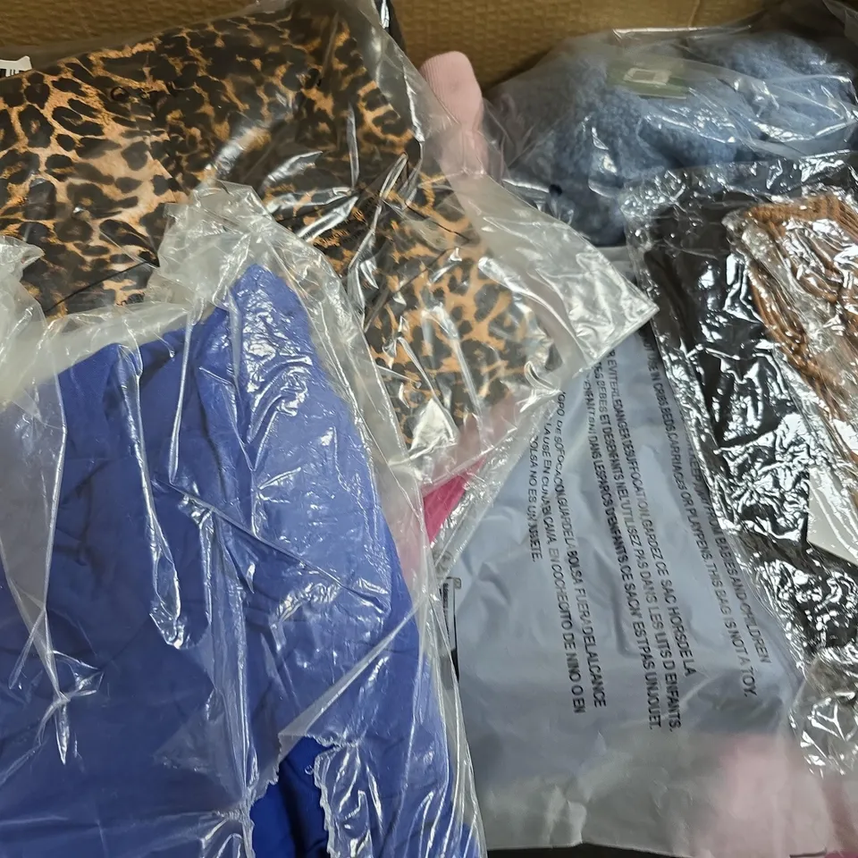 BOX OF APPROX 20 ASSORTED CLOTHING ITEMS TO INCLUDE JUMPERS, SHIRTS, TOPS, ETC 