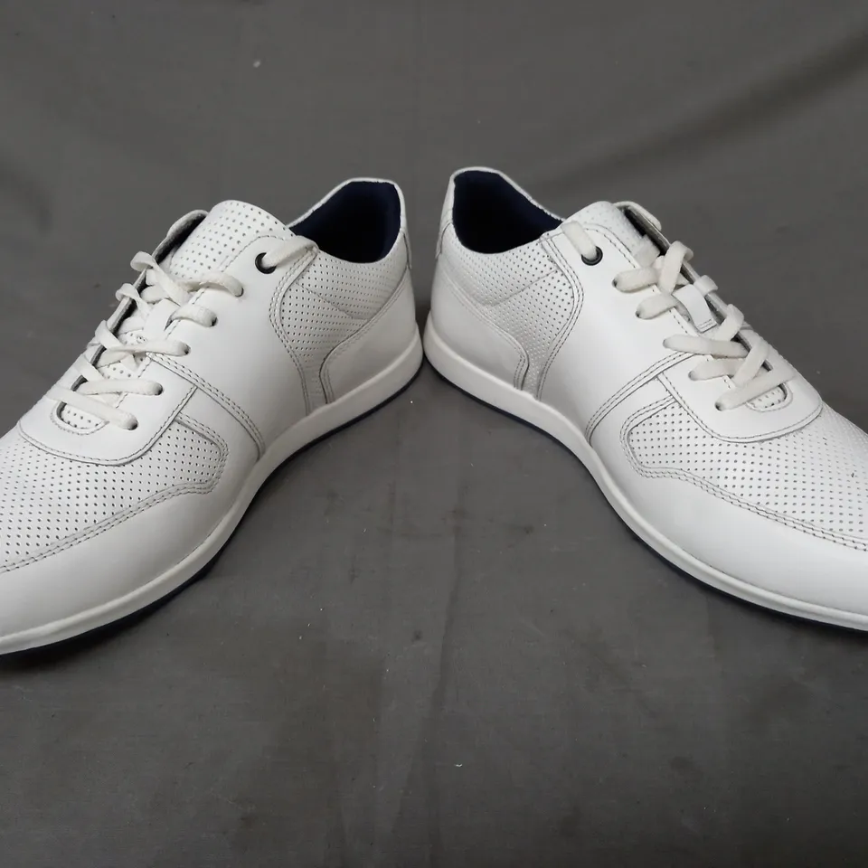 BOXED PAIR OF BASE LONDON DAKOTA SHOES IN WHITE UK SIZE 10