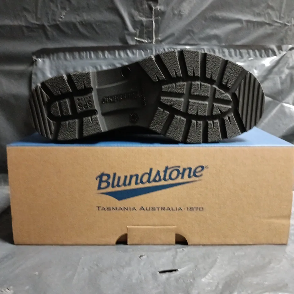 BOXED PAIR OF BLUNDSTONE ELASTIC SIDED ANKLE BOOTS IN DARK GREEN SIZE UK 7.5