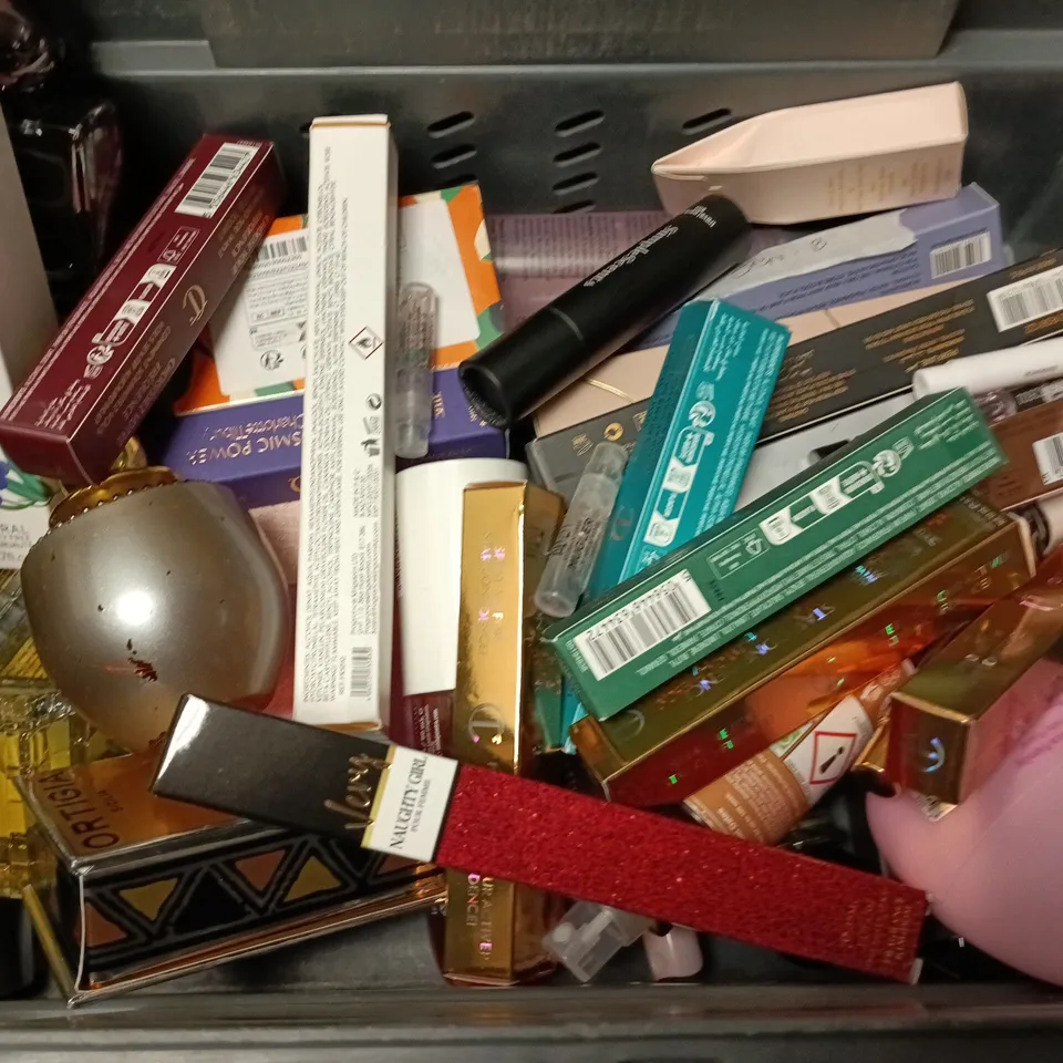 APPROX 15 ASSORTED UNBOXED AND TESTERS OF AFTERSHAVE AND PERFUMES TO INCLUDE CHARLOTTE TILBURY , SUNDAE AND ZARA