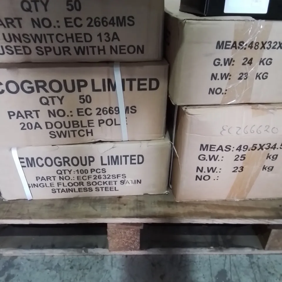 PALLET OF APPROXIMATELY 400 ASSORTED ECMO ITEMS TO INCLUDE - SINGLE FLOOR SOCKET SATIN STAINLESS STEEL , 13 AMP FUSED SPUR UNSWITCHED WITH NEON