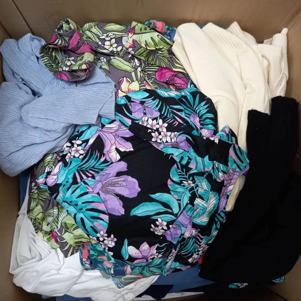 BOX OF APPROX 20 ASSORTED CLOTHING ITEMS TO INCLUDE - JUMPERS - TOPS 