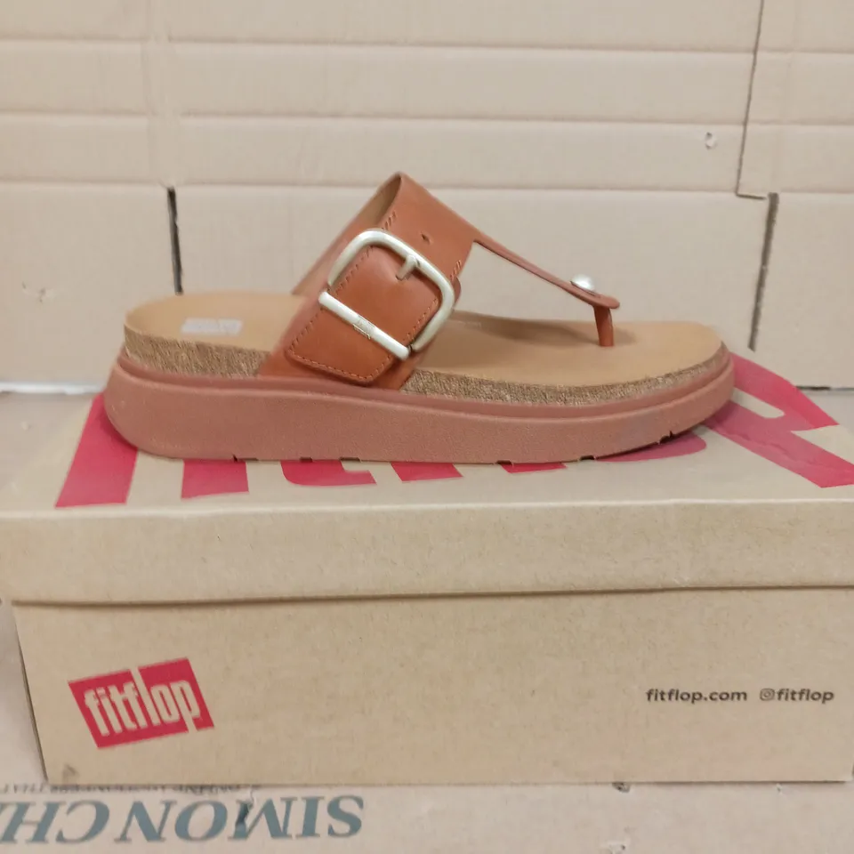 FITFLOP THONG BUCLE SANDALS LIGHT TAN SIZE 6