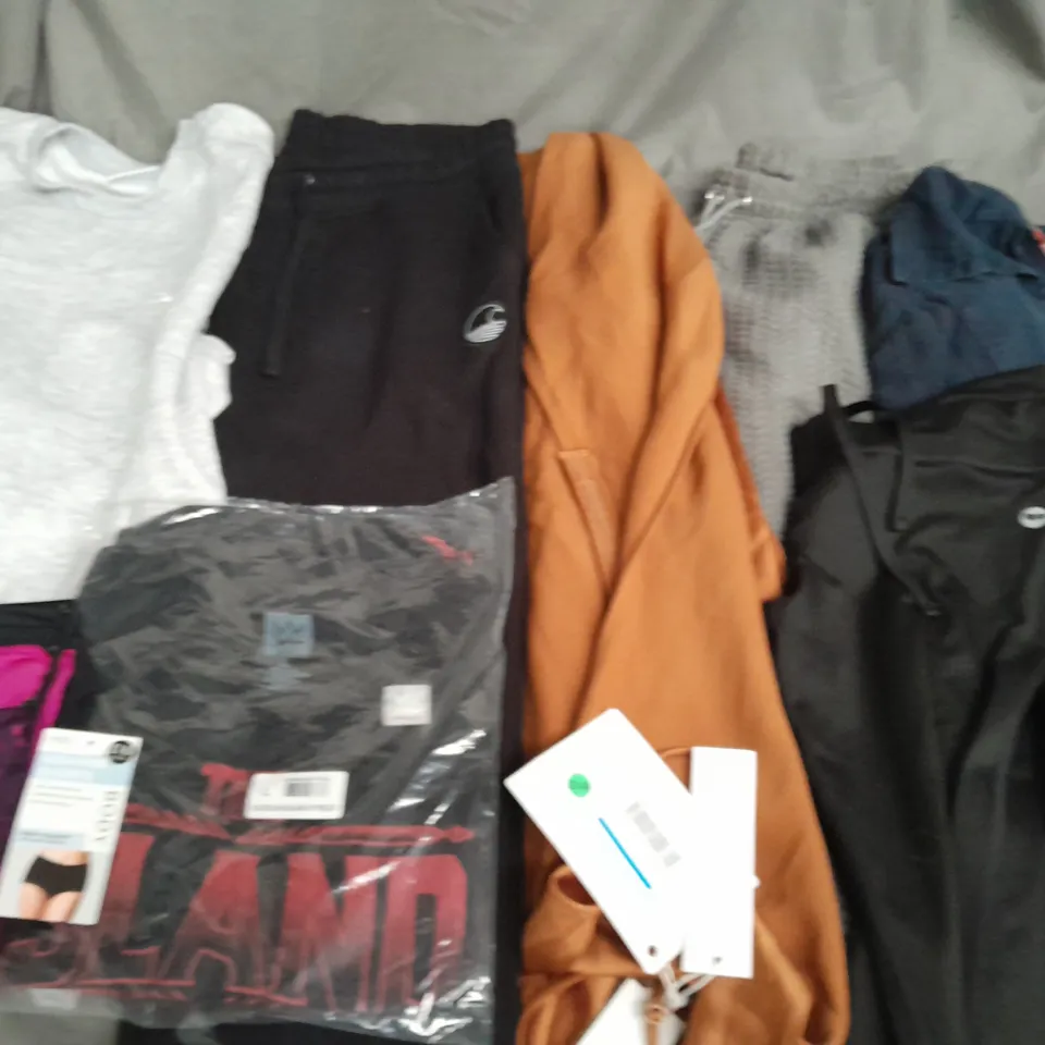 LARGE QUANTITY OF ASSORTED CLOTHING ITEMS TO INCLUDE SLAZENGER, SOUL CAL AND M&S