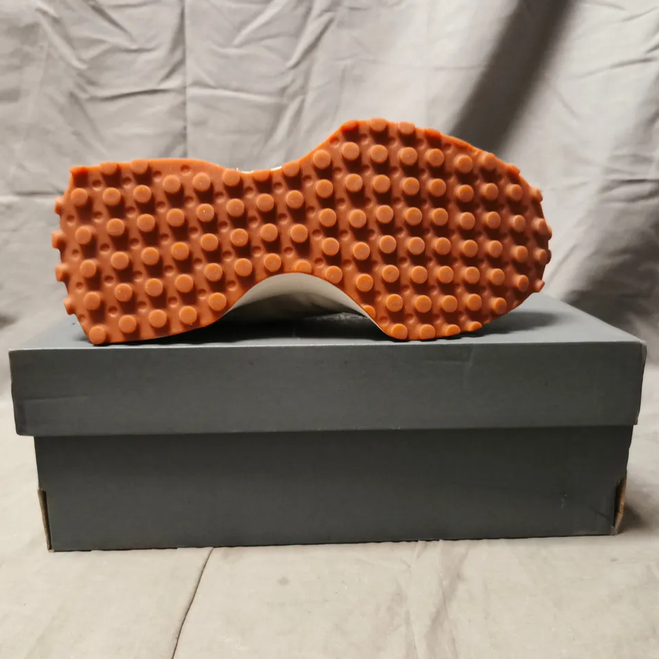 BOXED PAIR OF NEW BALANCE 327 TRAINERS IN CREAM SIZE UK 6