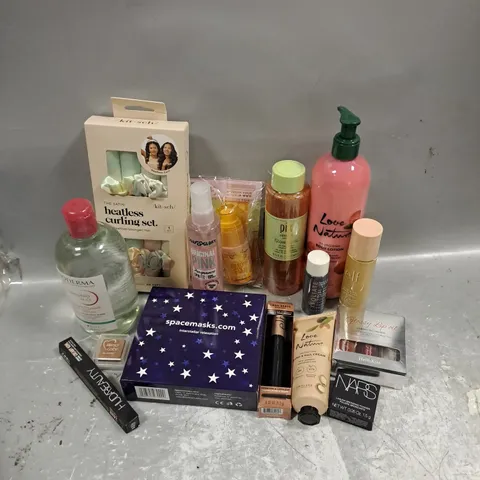 APPROXIMATELY 15 ASSORTED COSMETIC ITEMS TO INCLUDE - SKINTREATS PIXI GLOW TONIC - PAULA'S CHOICE 2% BHA LIQUID EXFOLIANT - PLOUISE ORANGE SETTING SPRAY - ETC