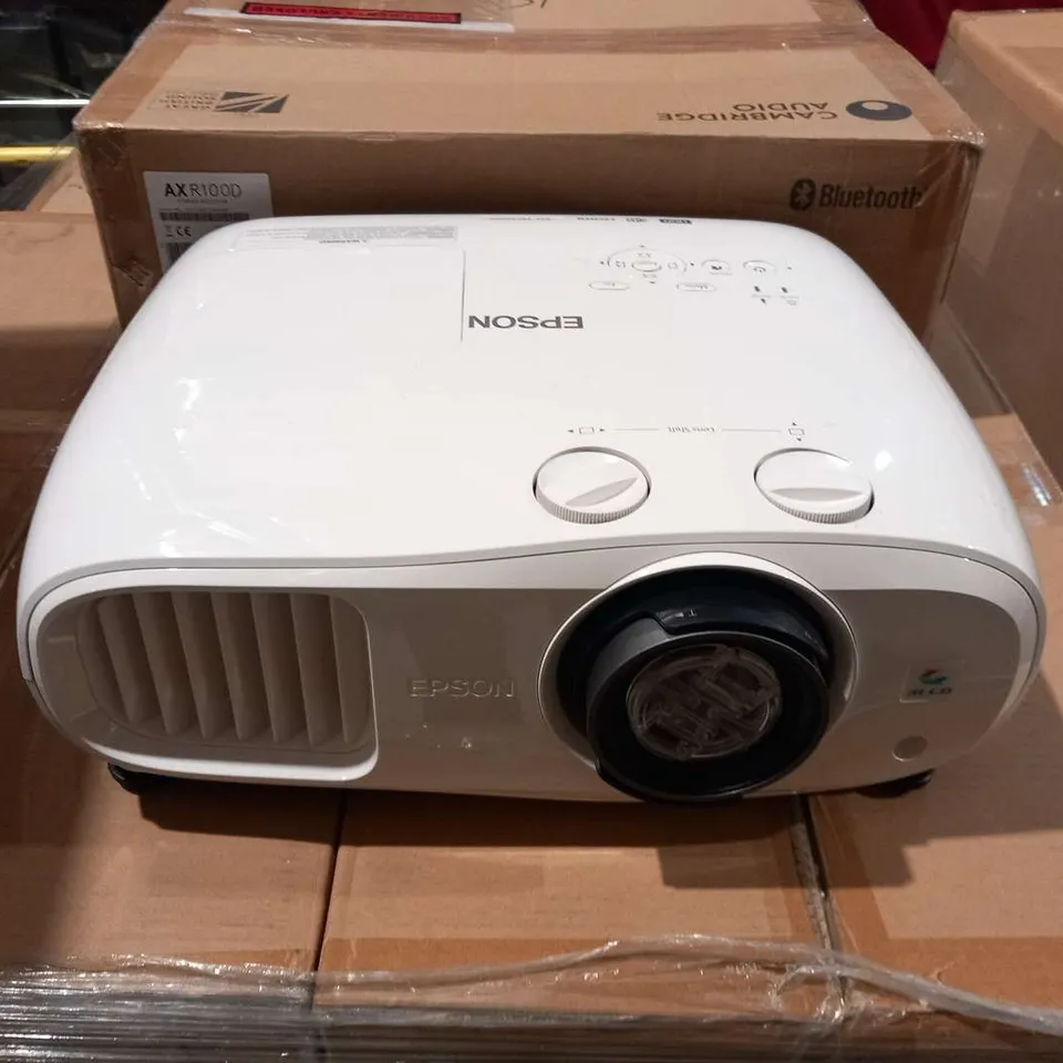 EPSON EH-TW7000 4K ENHANCED HDR 3LCD HOME CINEMA PROJECTOR