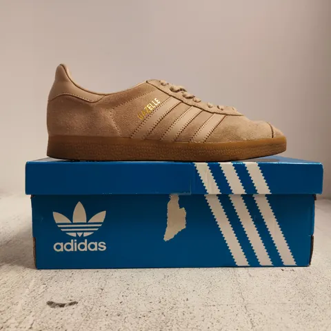 BOXED PAIR OF ADIDAS GAZELLE TRAINERS IN LIGHT TAN SIZE UK 6