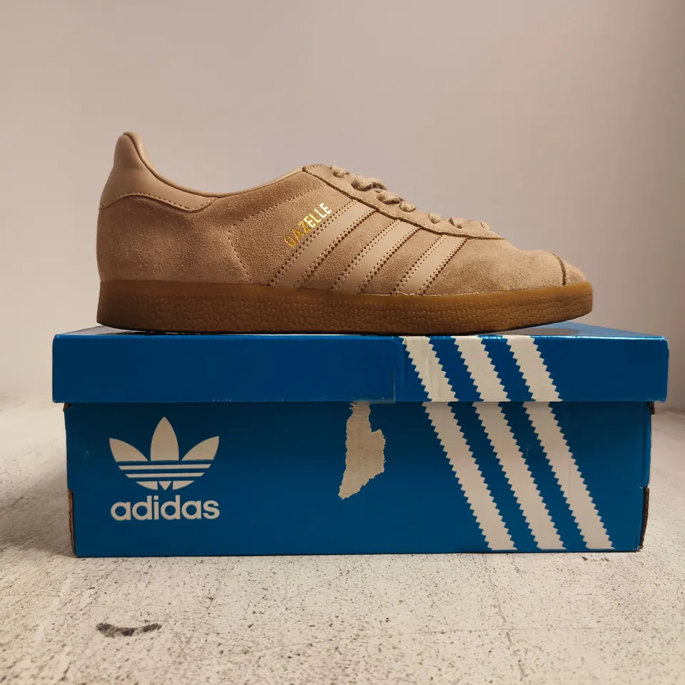 BOXED PAIR OF ADIDAS GAZELLE TRAINERS IN LIGHT TAN SIZE UK 6
