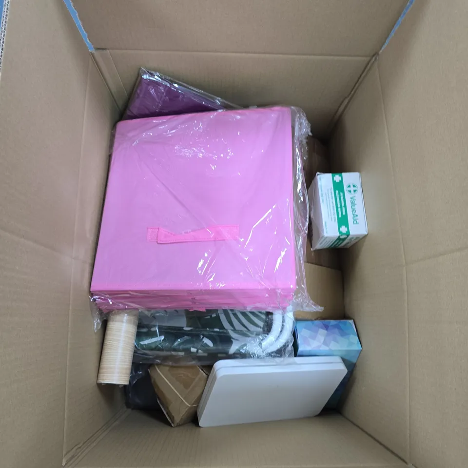 BOX OF APPROXIMATELY 20 HOUSEHOLD ITEMS INCLUDING: METAL SOCKET WITH USB, VEGETABLE CHOPPER AND LARGE PLASTIC CONTAINER