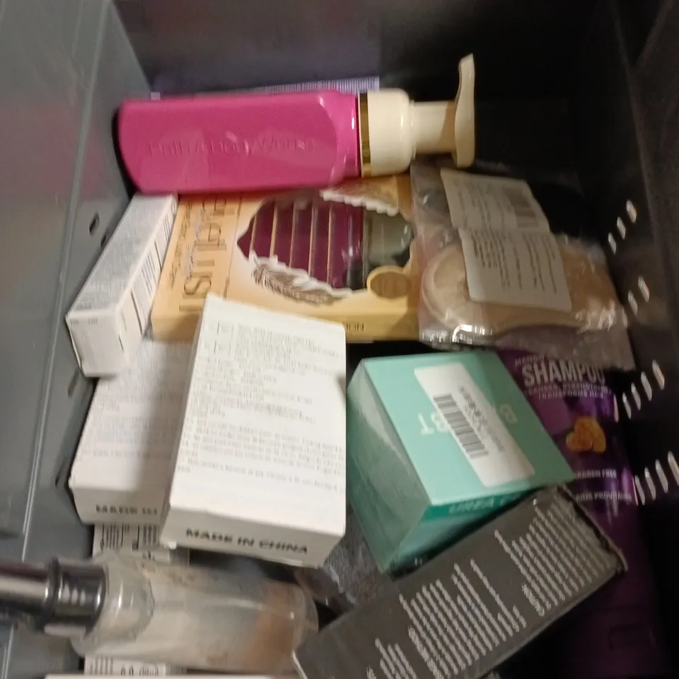 APPROXIMATEY 20 ASSORTED HEALTH AND BEAUTY PRODUCTS TO INCLUDE - BULLDOG ORIGNAL SHOWER GEL - DOVE SOOTHING CARING BATH SOAK AND NAIL ART MARKERS