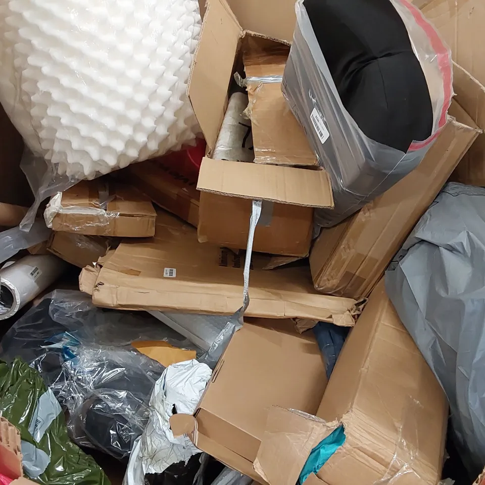 PALLET OF ASSORTED HOMEWARE AND CONSUMER PRODUCTS TO INCLUDE; STREAM PRESSURE WASHER, ARTIFICIAL CHRISTMAS TREE, ORTHOPAEDIC WEDGE PILLOWS, LARGE BLACK RUG, TOILET SEAT ECT.