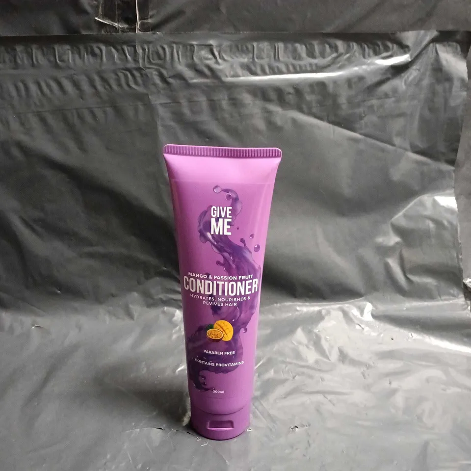 APPROXIMATELY 25 ASSORTED COSMETICS ITEMS TO INCLUDE CONDITIONER, BODY WASH AND HAIR REMOVAL WAX