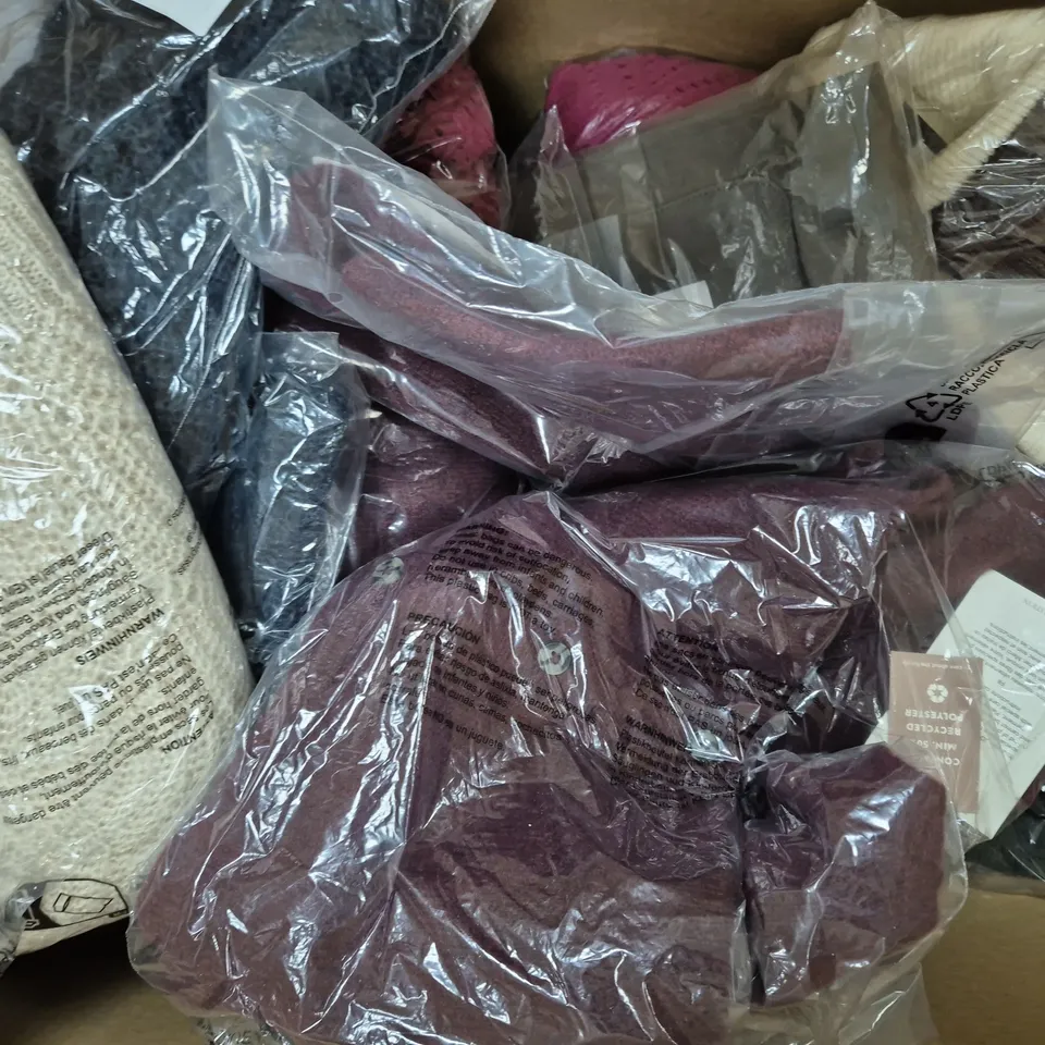 BOX OF APPROXIMATELY 15 ASSORTED CLOTHING/FASHION ITEMS IN VARIOUS STYLES, SIZES, AND COLOURS - COLLECTION ONLY