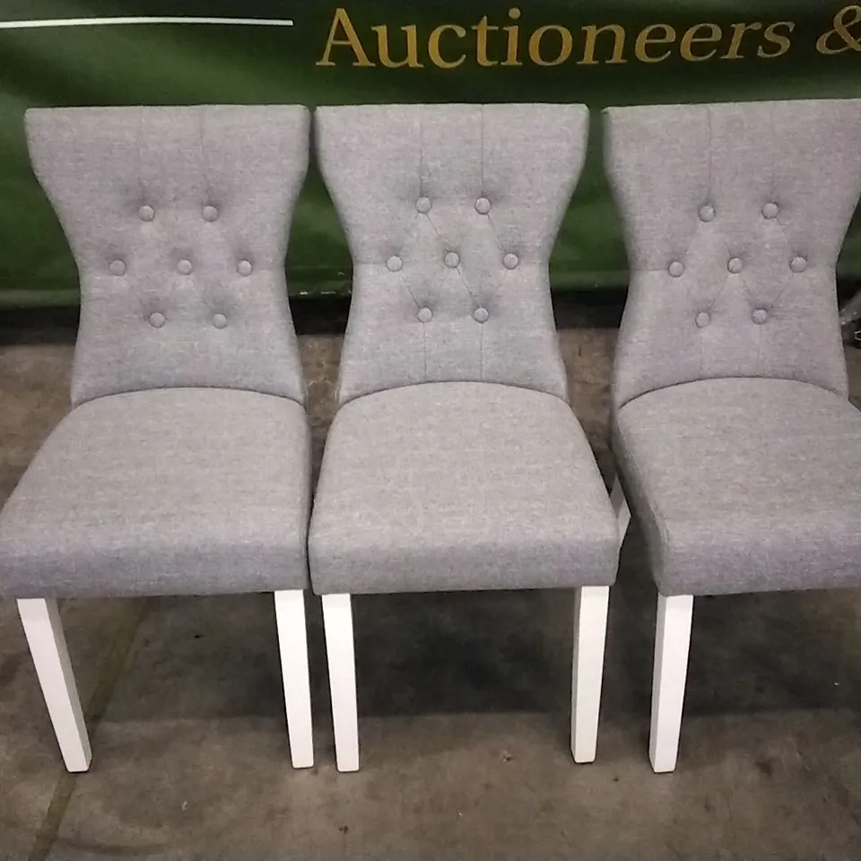 SET OF 3 LIGHT GREY FABRIC BUTTONBACK DINING CHAIRS WITH WHITE WOODEN LEGS