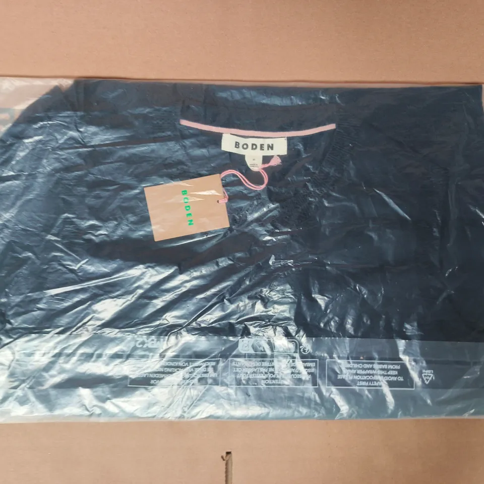 BAGGED BODEN TOP IN NAVY SIZE MEDIUM