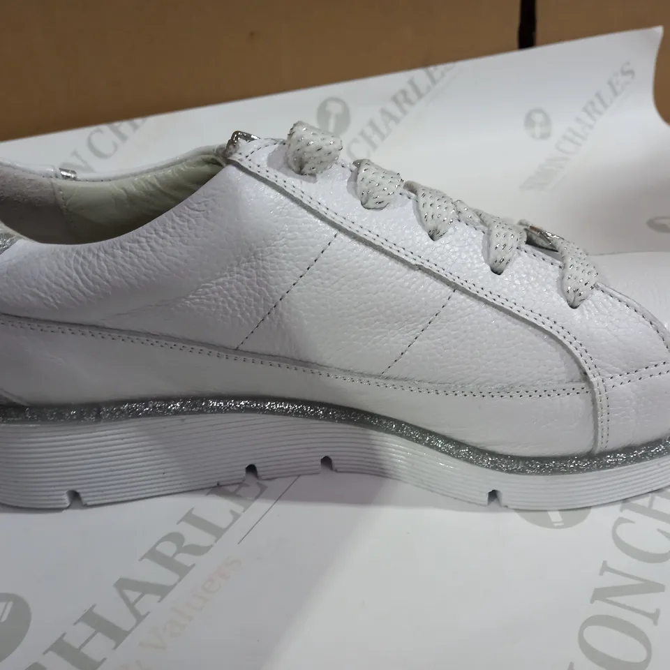 MODA WHITE  TRAINERS SIZE 8