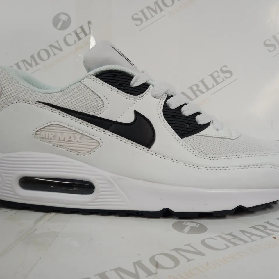 BOXED PAIR OF NIKE AIR MAX SHOES IN WHITE/BLACK UK SIZE 9