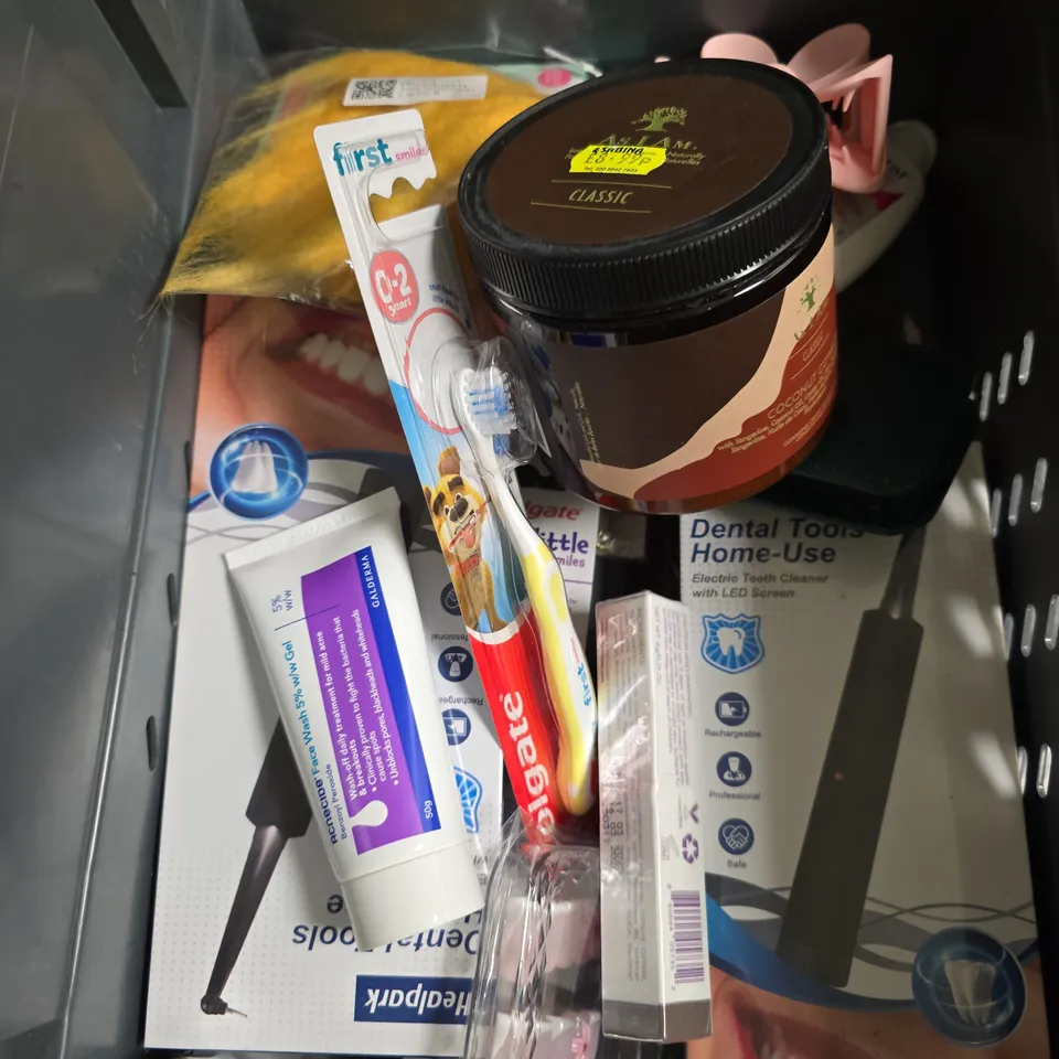 APPROXIMATEY 20 ASSORTED HEALTH AND BEAUTY PRODUCTS TO INCLUDE - DR TEAL'S FOAMING BATH - COWSHED BODY CARE MINIS AND COLGATE CHILDREN'S TOOTHBRUSH